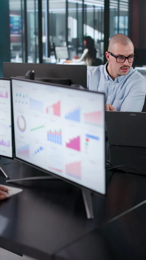 Business Analyst Team Analyzing High Performance Data 스톡 동영상 328394213