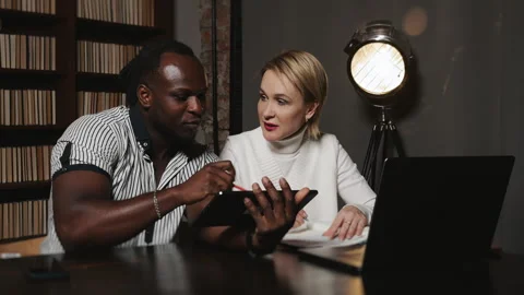 Business colleagues discussing project using tablet during office meeting. Vídeo Stock 347813997
