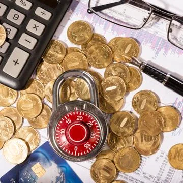 Business composition of the padlock on coins Foto stock