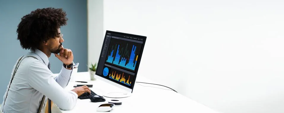 Business Data Analyst Using Computer Foto stock