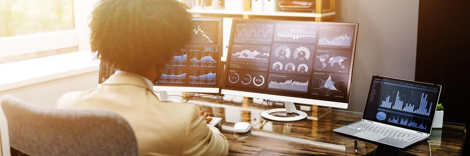 Business Data Analyst Using Computer Foto stock