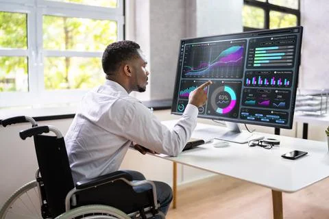 Business Data Analyst Using Computer Stockfoto's