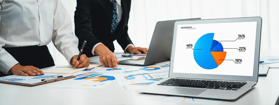 Business data dashboard analysis by computer software investment oratory Stock-Fotos