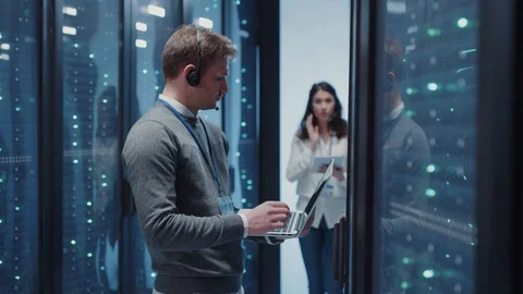Business datacenter couple of IT administrator and server technician coworking 動画素材 125519590
