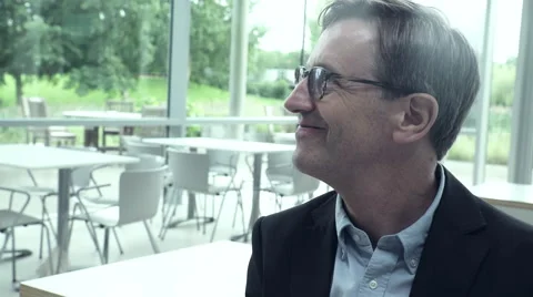 Business executives discussing in office cafeteria Vídeo Stock 59401341