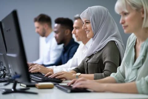 Business Executives Using Computer Foto stock
