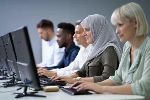 Business Executives Using Computer Foto stock