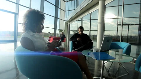 Business group walking through large contemporary office building at sunrise. Vídeo Stock 32718076