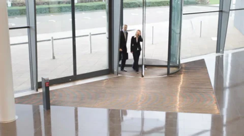 Business group walking through large contemporary office building at sunrise. Vídeos de archivo 32718174