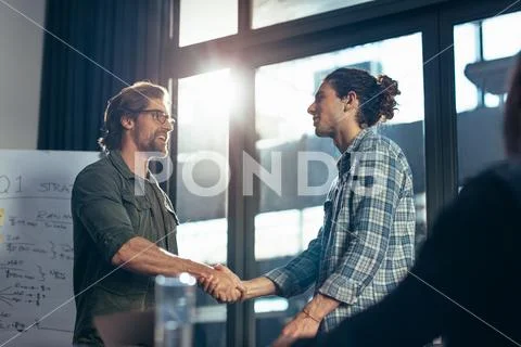 Business handshake after successful meeting Stock-Fotos