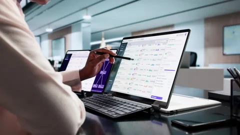 Business Intelligence Analyst Building Interactive Dashboards 库存影片 344721215
