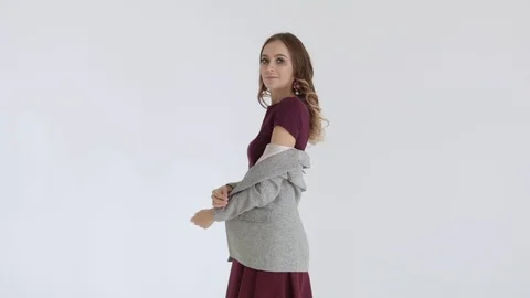 Business lady posing in a gray jacket and trousers on a white background.  Vídeos de archivo 106283759