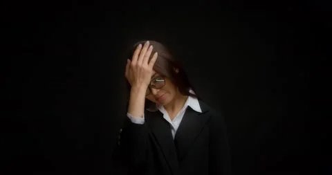 Business lady remembered something, put her hand on her head, expresses regret Stock Footage 171270896