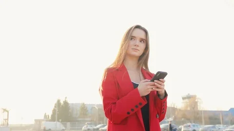 A business lady tapping the message on her phone, Stock Footage 122046459
