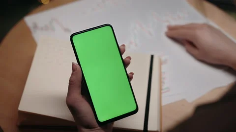 Business lady using mobile with green screen at cafe Stock Footage 184016094