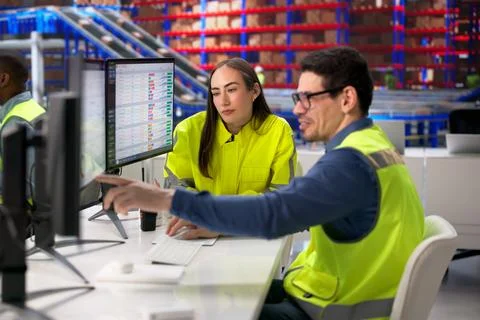 Business Logistics Manager Using Computer For Warehouse Intelligence Studies  Foto stock
