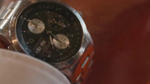 Business Man Checking Watch Vidéo 254482999