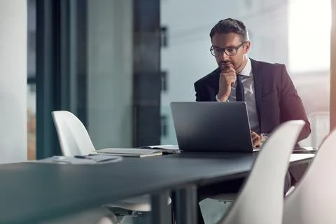 Business man, computer and thinking, ideas and reading online for decision Foto stock