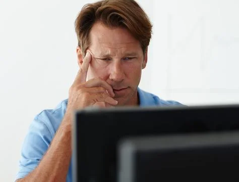 Business man, computer and thinking of ideas, solution and planning or problem Foto stock