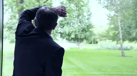 Business man looking through window Vídeo Stock 59387468