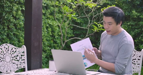 Business man presenting data report in online meeting. Video stock 130463948