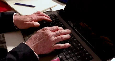 Business man in small office corner typing on laptop computer 库存影片 148114482