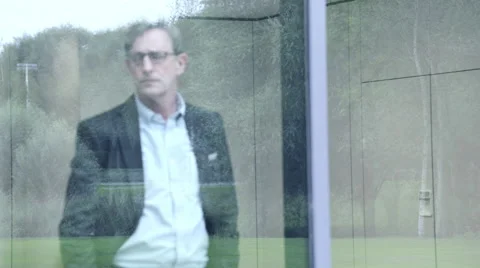 Business man talking on phone Vídeo Stock 59387097