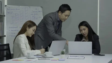 Business man teaching team to work at meeting room. Video stock 146508819