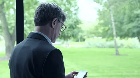 Business man text messaging on phone Vídeo Stock 59386825