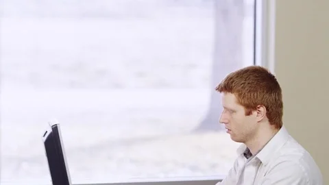 Business man typing on computer Stock-Footage 80227364