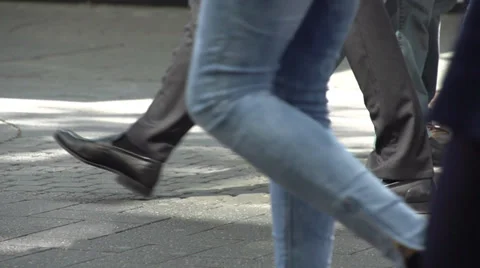 Business man walking in the crowd Stockbeeldmateriaal 37530879