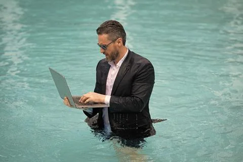 Business man working remote with computer. photo of business man working remote Foto stock