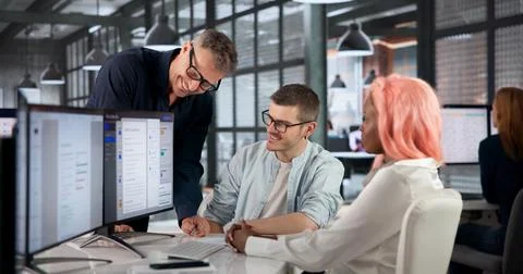 Business Manager Using Computer Screen To Plan Diverse Teams Online Collabora 库存照片
