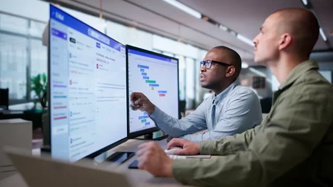 Business Managers Discuss Secure Email Platform Solutions Vídeos de archivo 336369301