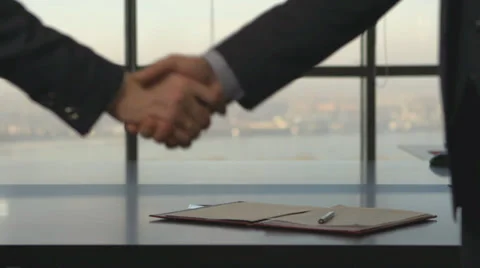 Business men shaking hands on a background of city Vídeo Stock 34275878