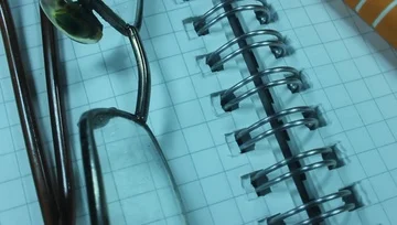 Business objects close-up notepad glasses pen Vídeo Stock 85805229