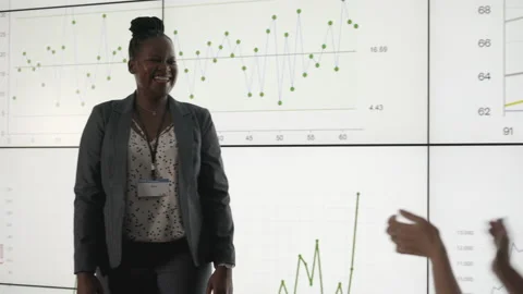 Business people clapping after a multi screen presentation in a dark office Stock Footage 138082096