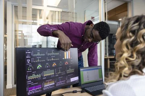 Business people discussing data on computer screen in office Foto stock