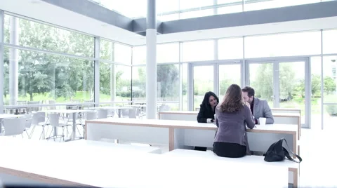 Business people having a discussion in cafeteria Vídeo Stock 59382936