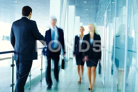 Business people meeting each other in the office corridor and shaking hands Stock-Fotos
