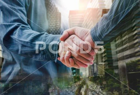Business people shaking hands of city Stock Photos