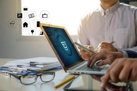 Business people use Technology E-commerce Internet Global Marketing Purchasin Stock Photos