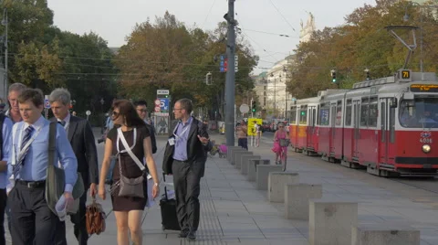 Business people walking in front of the Austrian Parliament Building, Vienna Vídeos de archivo 59571856
