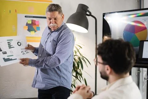 Business presentation uniting data analysis and strategic planning in an office Foto stock