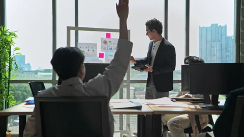 Business presenter standing in front of a team during a meeting Video stock 339062717