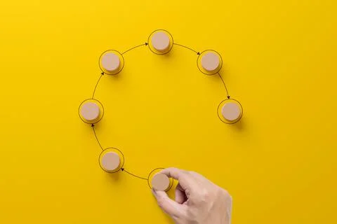 Business process and workflow automation with flowchart. Hand holding wooden  Stockfoto's