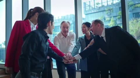 Business professionals stacking hands together to show teamwork 库存影片 339652830