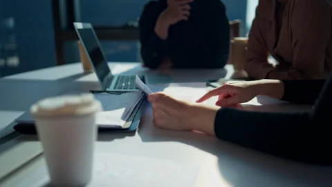 Business professionals use hand gestures to illustrate the analysis Vídeo Stock 339656216
