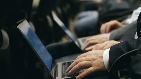 Business professionals using laptops during conference and training session. Vídeos de archivo 347781932