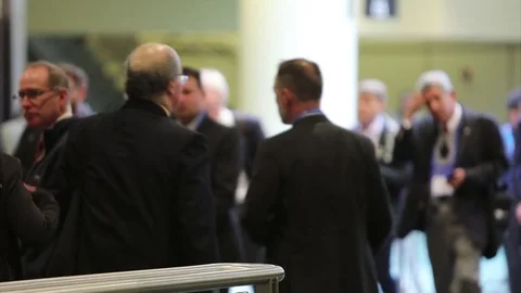 Business professionals walking by each other in a crowd slow motion Vidéo 73754191